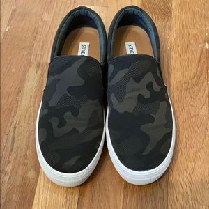 Barely worn Steve Madden Camo Gills Sneaker 7.5